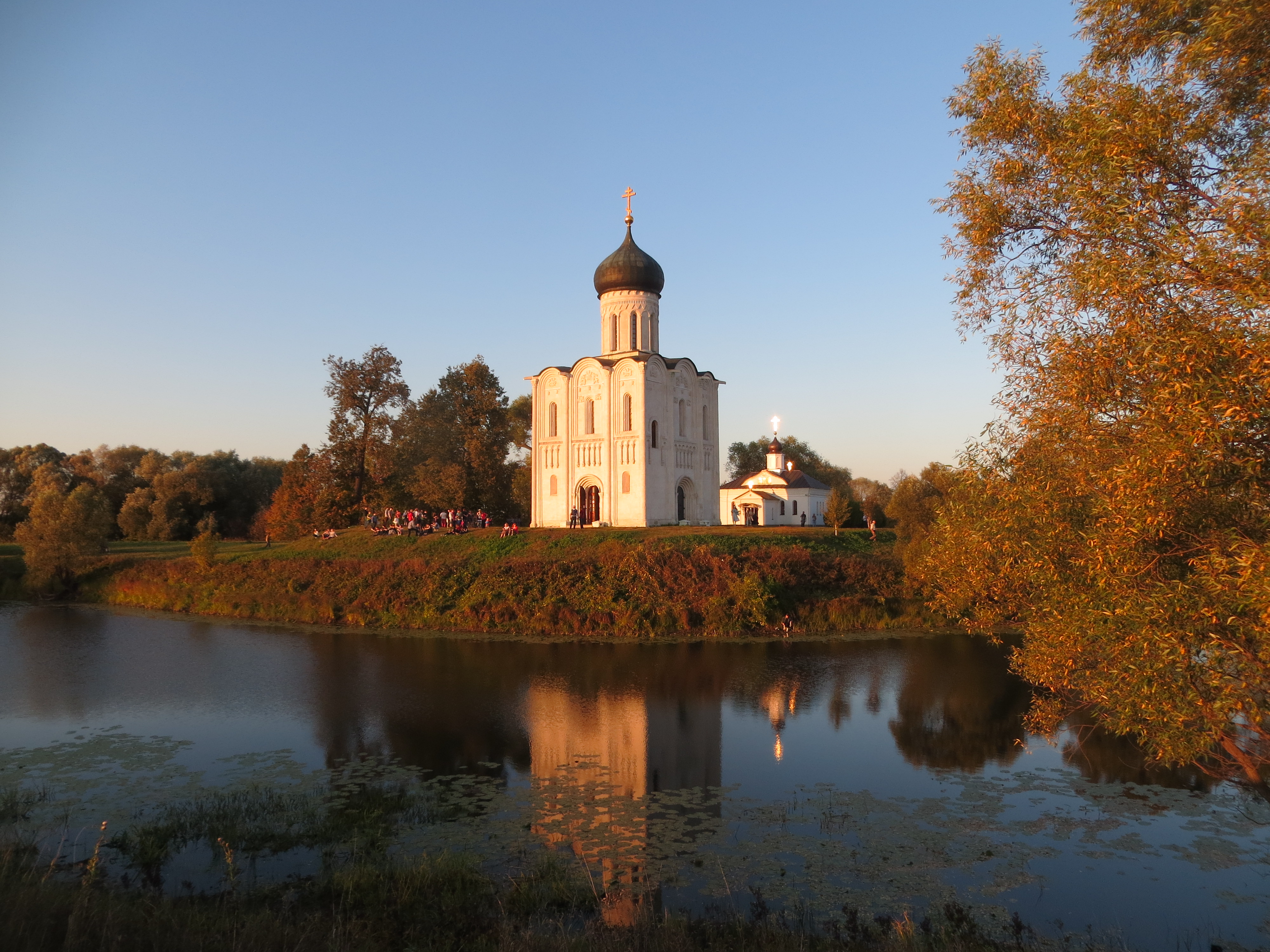 Храм Покрова на Нерли осенью