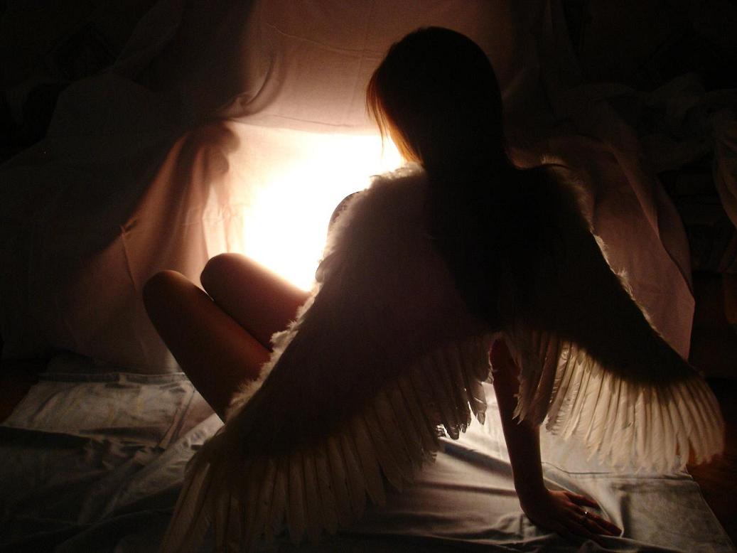 Девушка в образе чёрного ангела занимается мастурбацией возле свеч