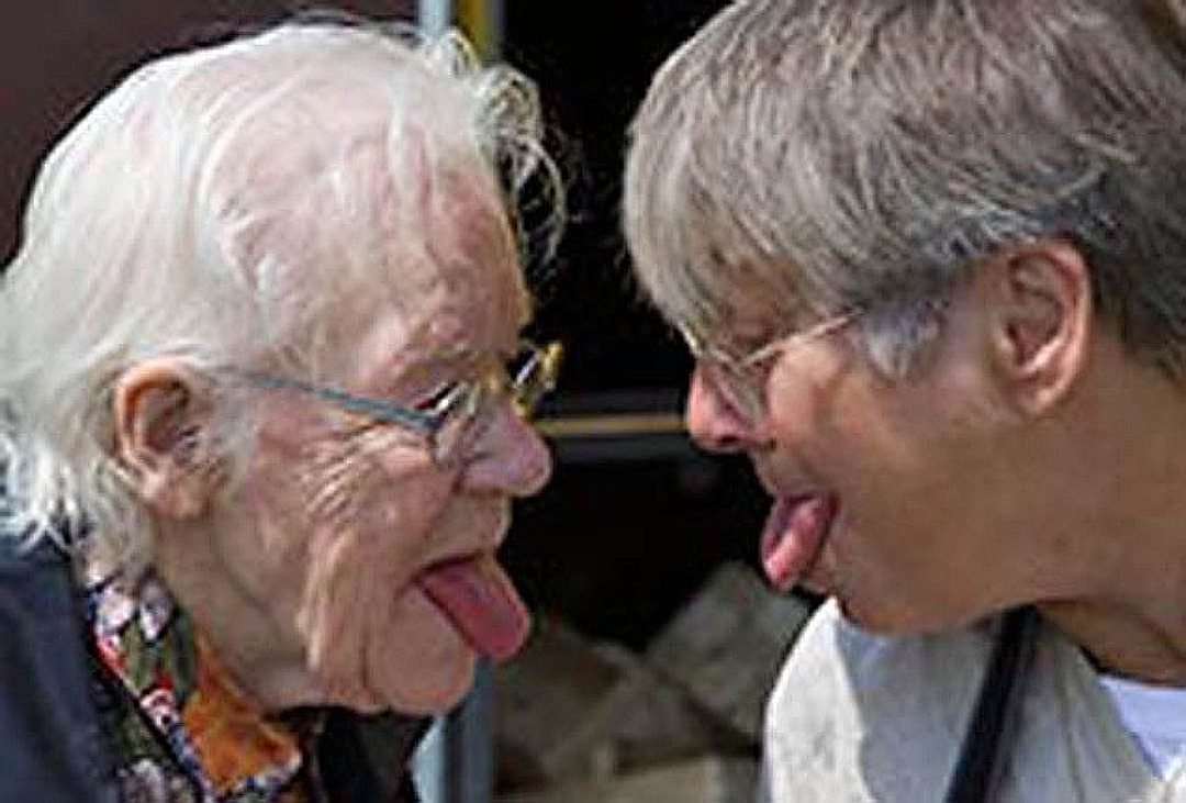 Задорная престарелая старуха выступает в качестве порно звезды при съемках соответствующей фотосессии