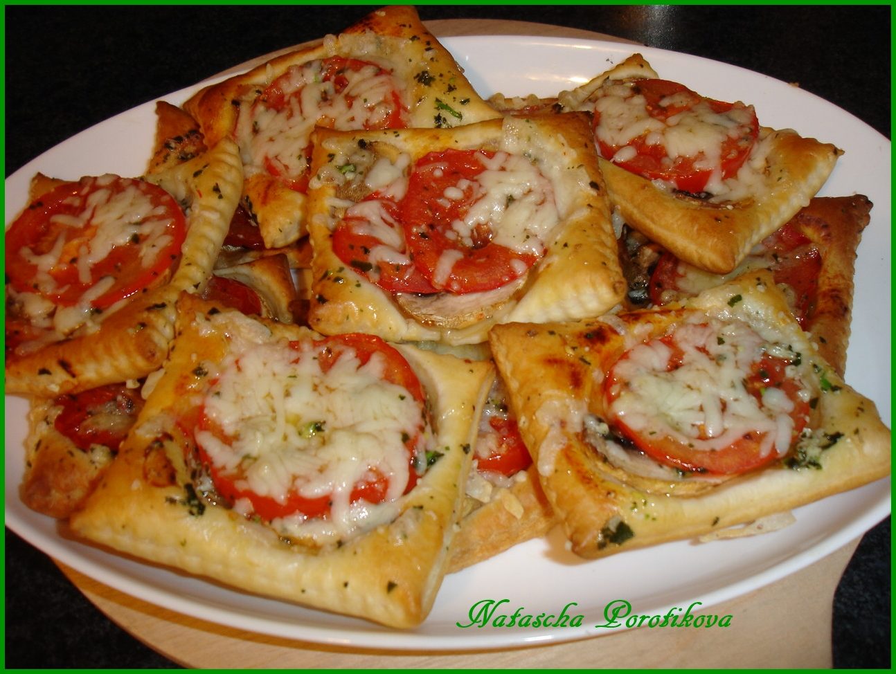 пицца рецепт на слоеном тесте с колбасой и сыром помидорами в духовке фото 51