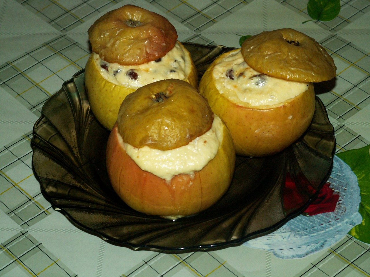Печёные яблоки с творогом в духовке