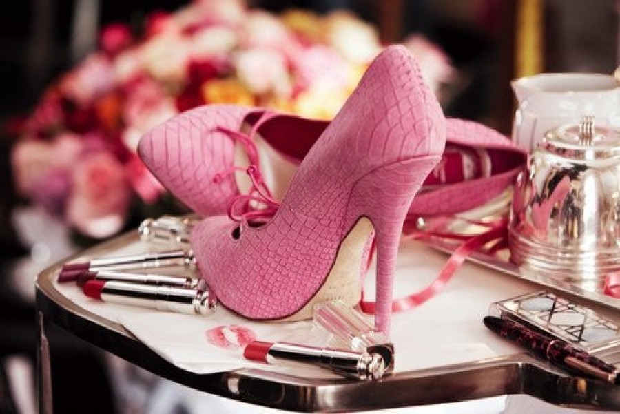 Классная телка в розовых туфлях