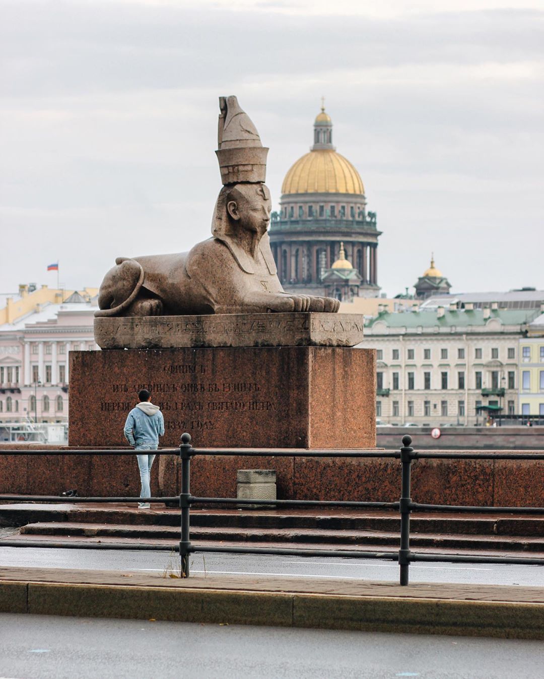 Памятник сфинкс в Санкт-Петербурге