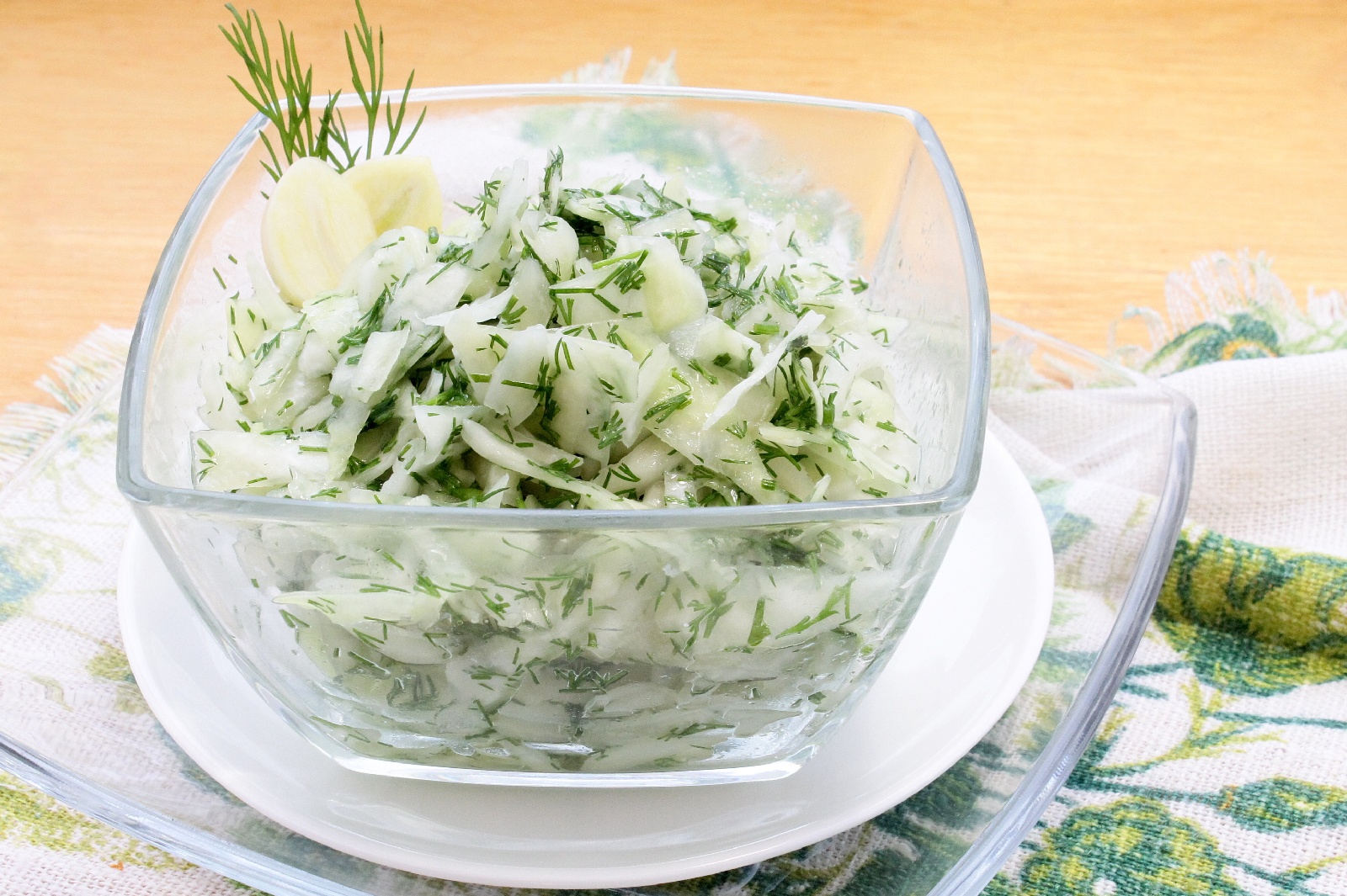 Рецепт капусты со свежими огурцами. Салат с белокочанной капустой. Капуста белокочанная салатная. Зелень для салатов. Салат из капусты с зеленью.