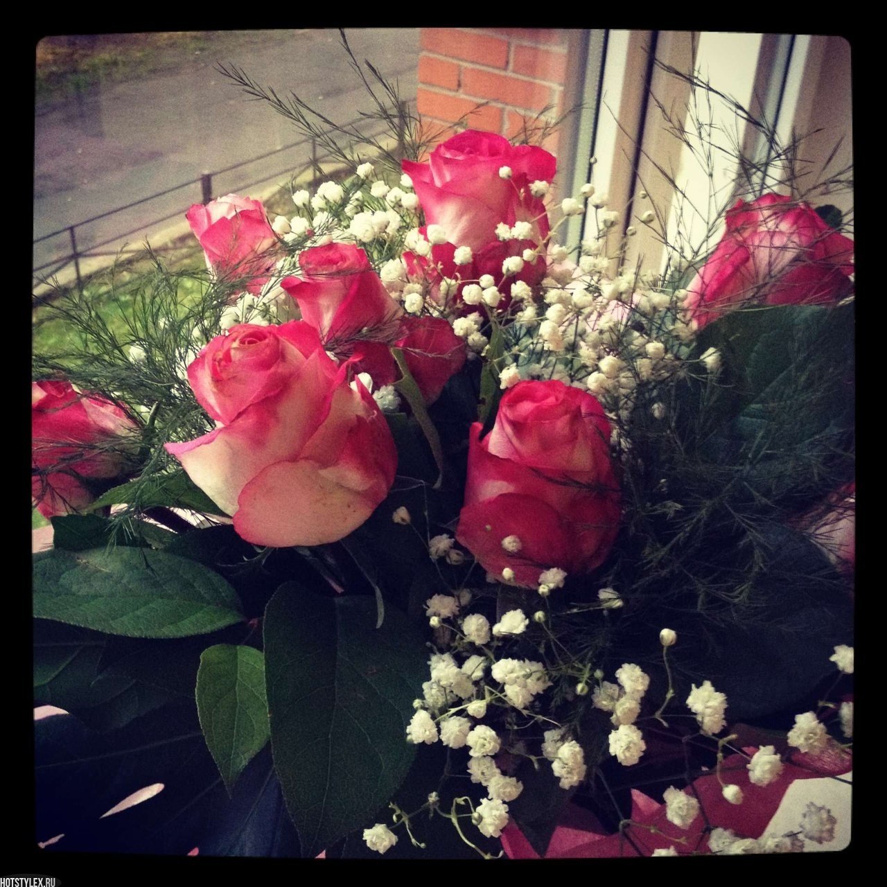 Сегодня мне подарили цветы. Цветы в руках у девушки. Букет в руках у девушки. Розы подарок девушке. Букет цветов в руках без лица.