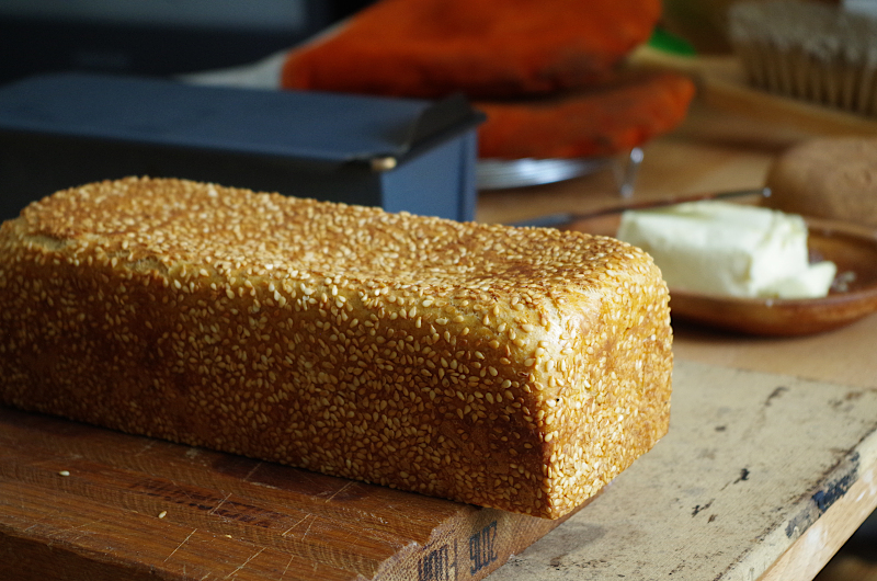 Рецепт тостового хлеба в духовке. Тостовый хлеб с кунжутом. Тостовый хлеб на закваске. Хлеб домашний с кунжутом. Хлеб на закваске в форме.