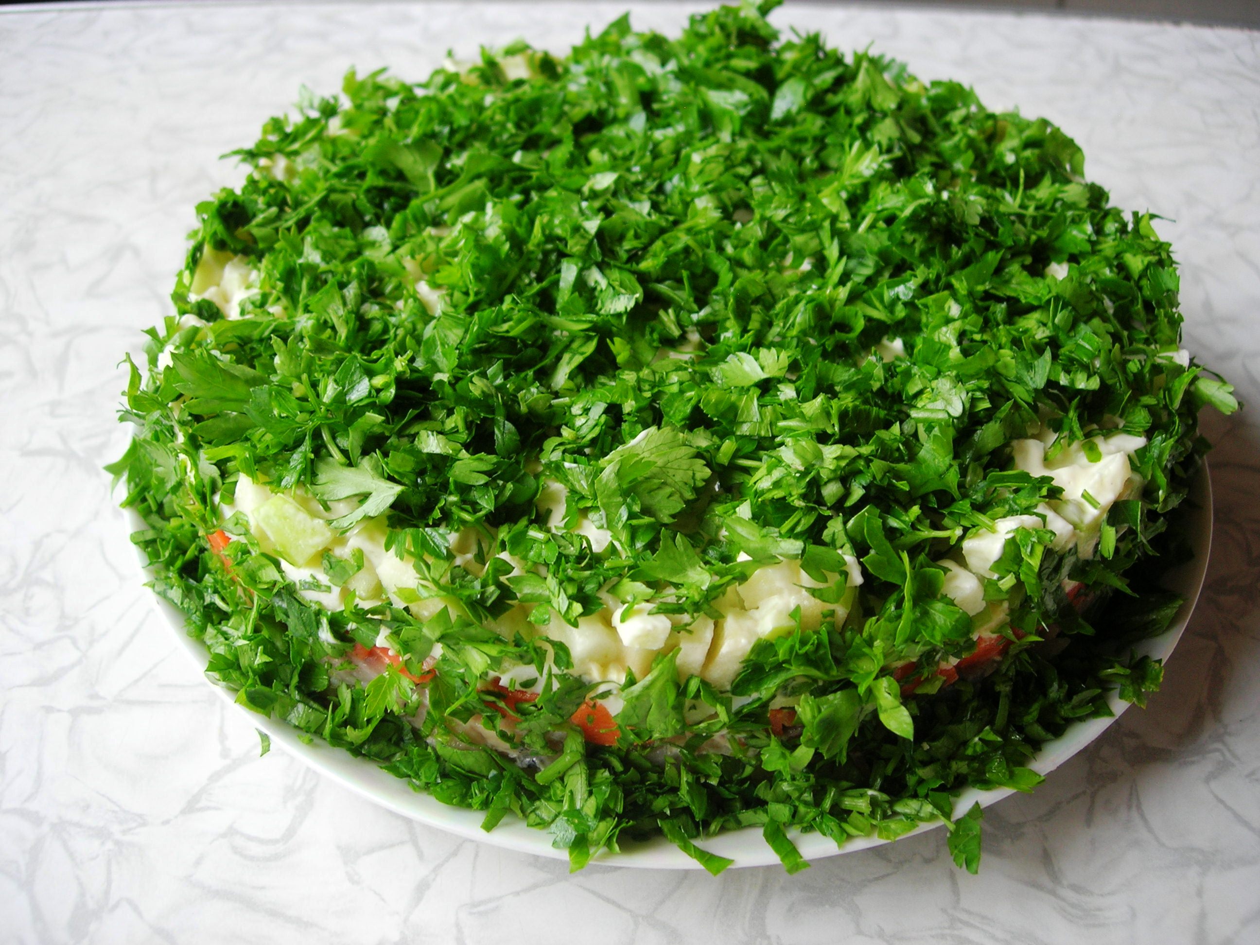 Весенние салаты на праздничный стол. Салат весенний. Зелень для салатов. Салаты на весну из зелени. Зеленые салаты на праздничный стол.