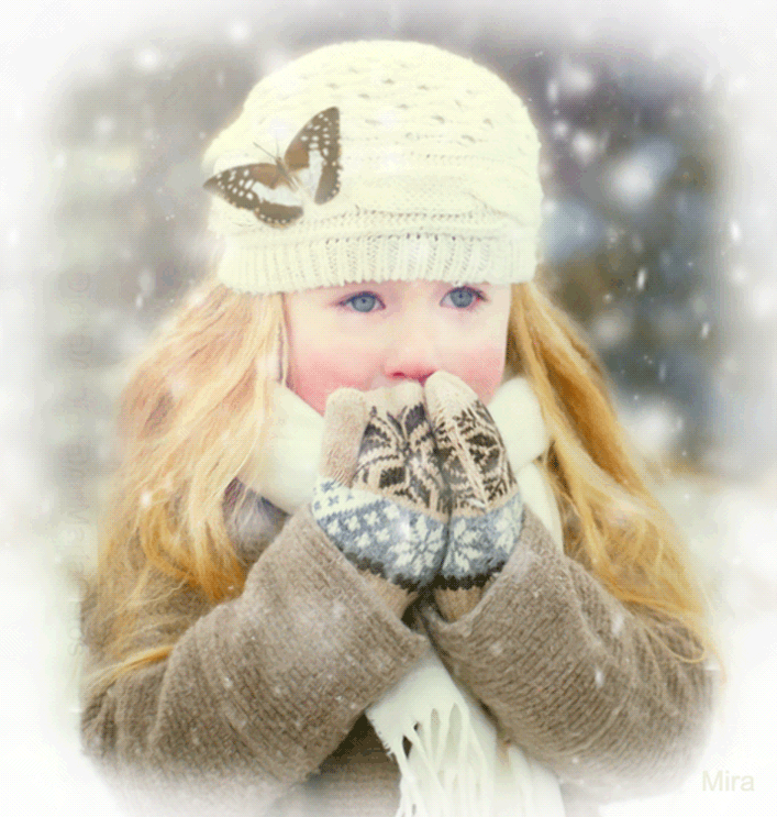Девушка в варежках. Девочка в варежках. Девочка зимой. Девочка со снежинками на варежках.