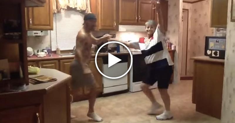 Подруга мамы ролик. Кухня и сын. Танцы на кухне. Мама танцует на кухне.