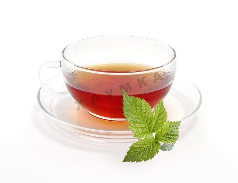 Чай с листьями малины. Чай с малиновым листом. Чай из малиновых листьев. Чай из листьев малины. Чай из малиновых листочков.