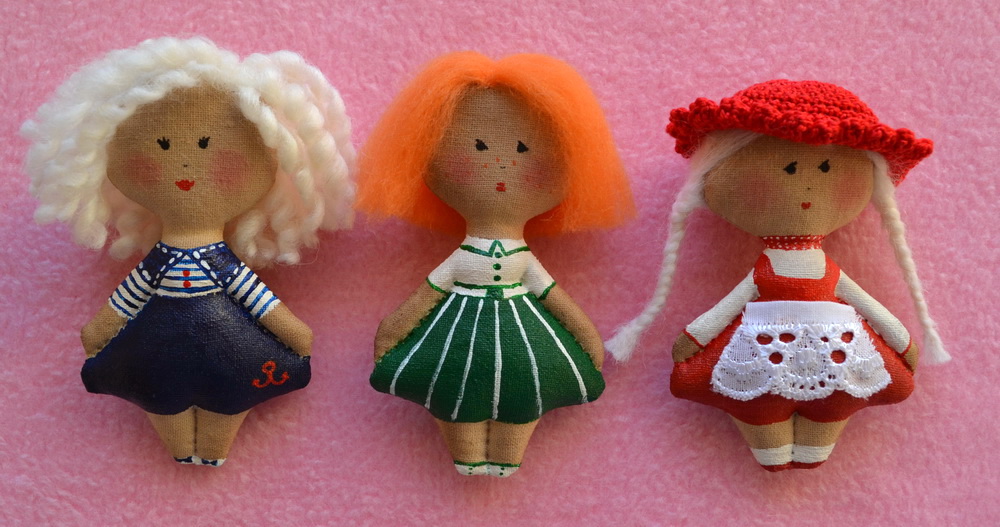 Куколка своими руками для детей. Куклы из ткани. Плоские куклы из ткани. Маленькие шитые куклы. Куколки своими руками.