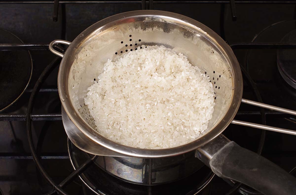 Крупы заливают водой. Рис в кастрюле. Молоко в кастрюле. Отварить рис. Кастрюля для варки рисовой каши.