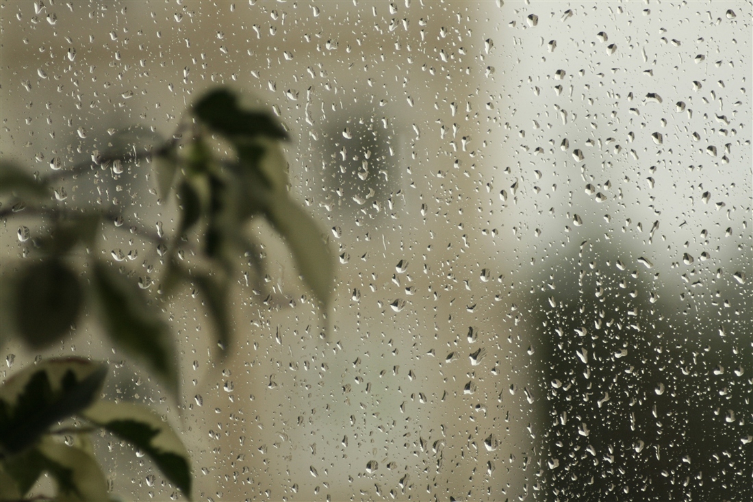 Грустный дождливый день. Дождь грусть. Дождь за окном грусть. Дождь за окном грустно. Дождь в окне.