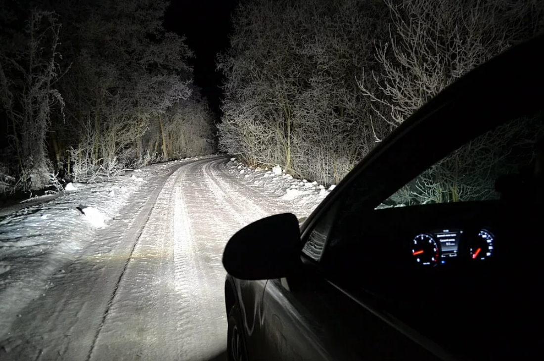 Сонник дорога машины. Машина ночью на дороге зимой. В машине ночью зимой. Зимняя трасса ночью. Машина зима ночь.