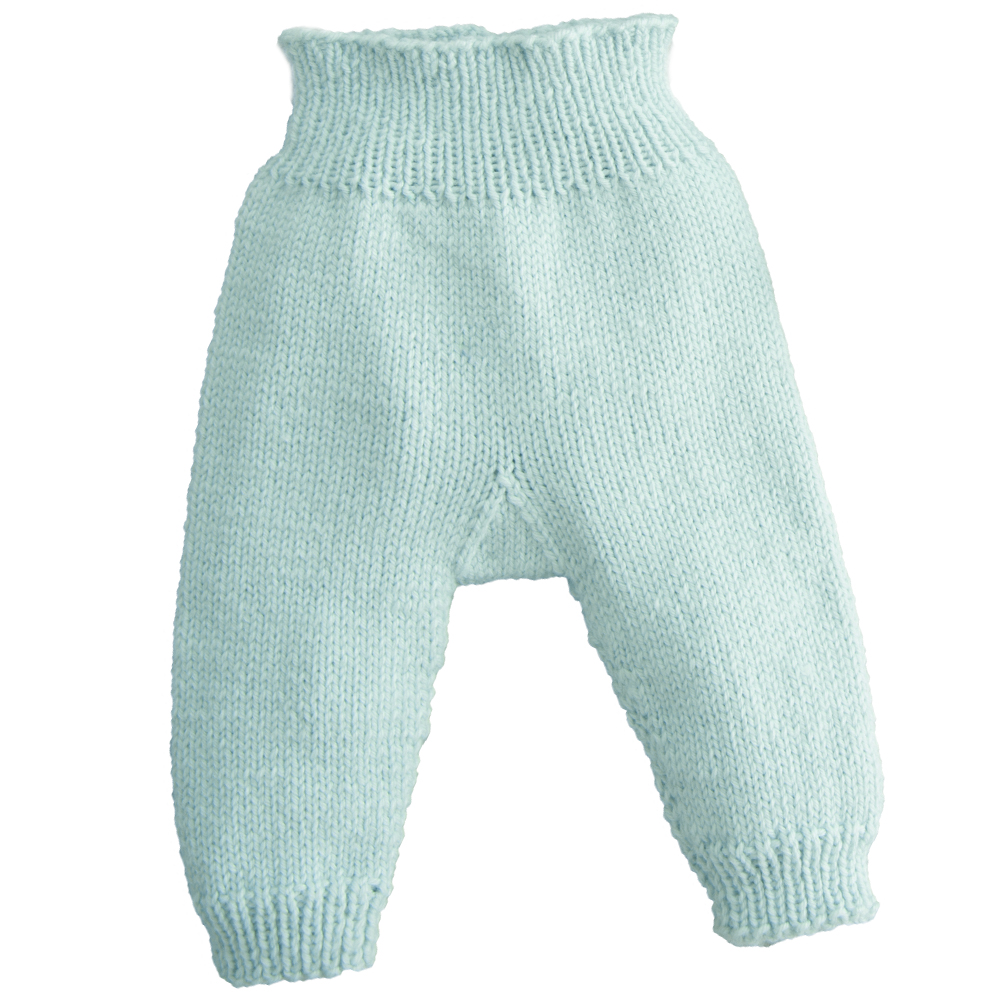 Связать штанишки 6 месяцев. Штанишки для новорожденного спицами 0-3. Штаны спицами для новорожденных. Вязаные штаны для детей. Вязаные штанишки для новорожденных.