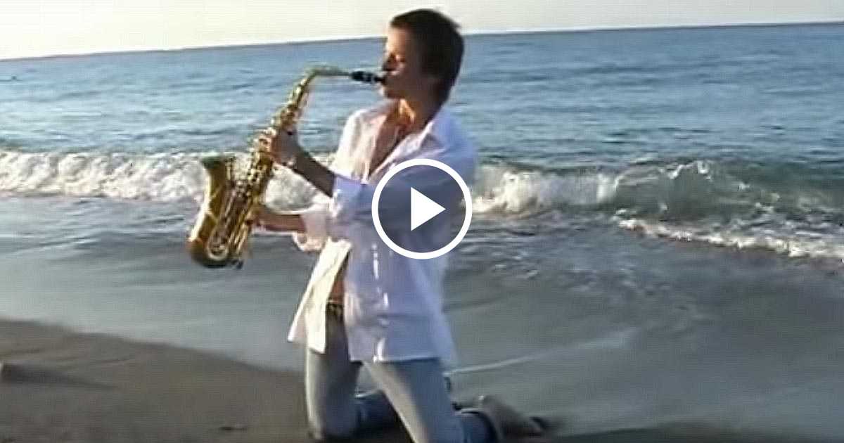Музыка саксафоническая музыка без рекламы. Саксофонист на берегу моря. Саксофонист на пляже. Саксофонист на море. Саксофон и море.
