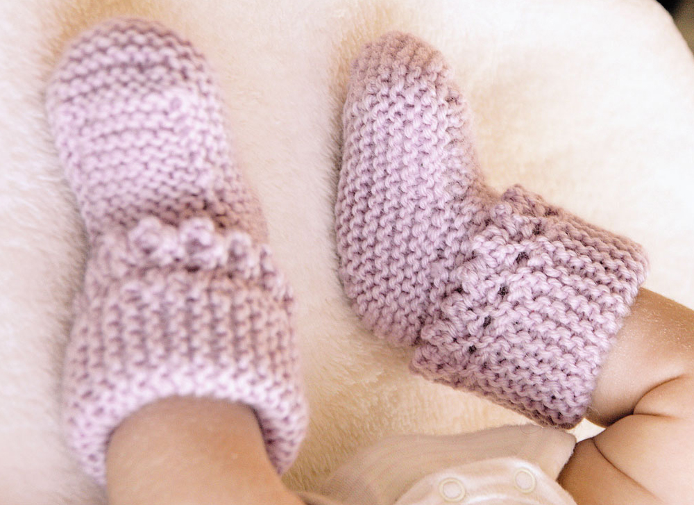 Носочки для новорожденных для начинающих. Вязание спицами носочки для новорожденных пинетки. Пинетки носочки для новорожденных спицами. Вязаные носочки для новорожденного. Детские носки спицами для новорожденных.