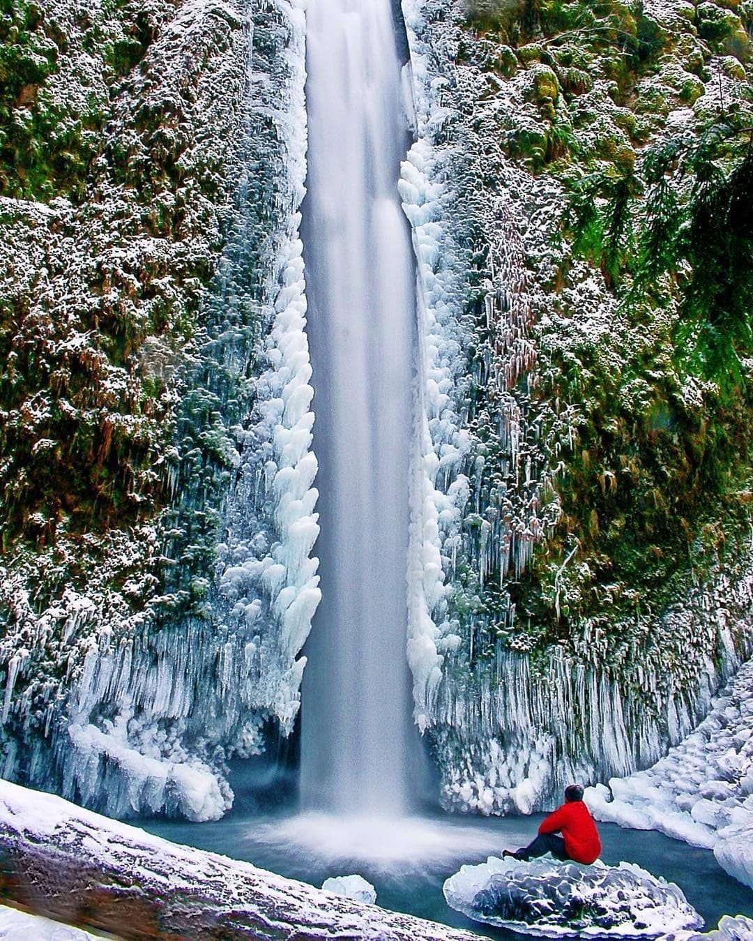 Зима фото водопад. Ривер Гордж Колумбия водопад. Ривер Гордж Колумбия зимой. Тешебские водопады. Водопад Гиссбах.
