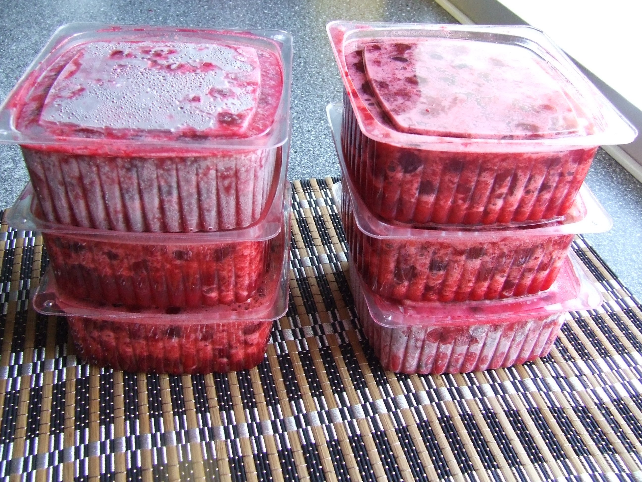 Можно замораживать варенье. Контейнеры для заморозки малины. Заморозка ягод в контейнере. Контейнеры для заморозки протертых ягод. Контейнеры для варенья.