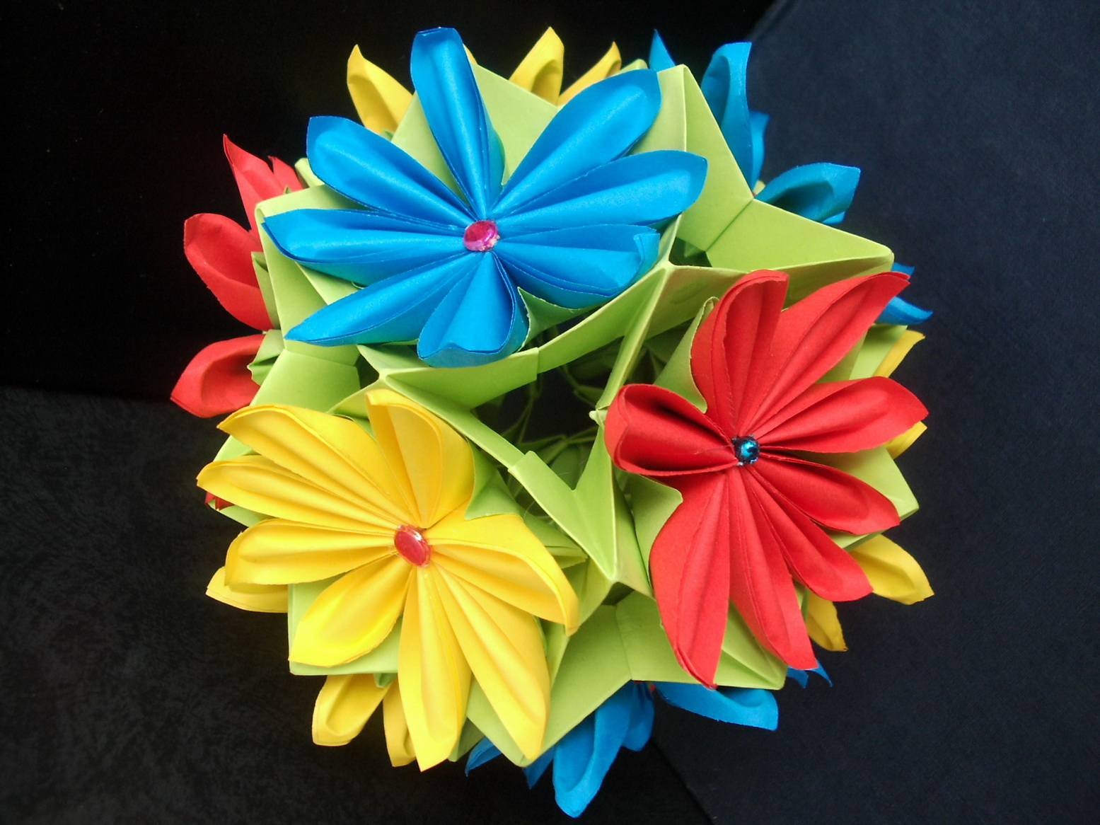 Поделка цветы. Цветы из цветной бумаги. Оригами цветок. Поделка объемные цветы. Подарки своими руками из бумаги цветы