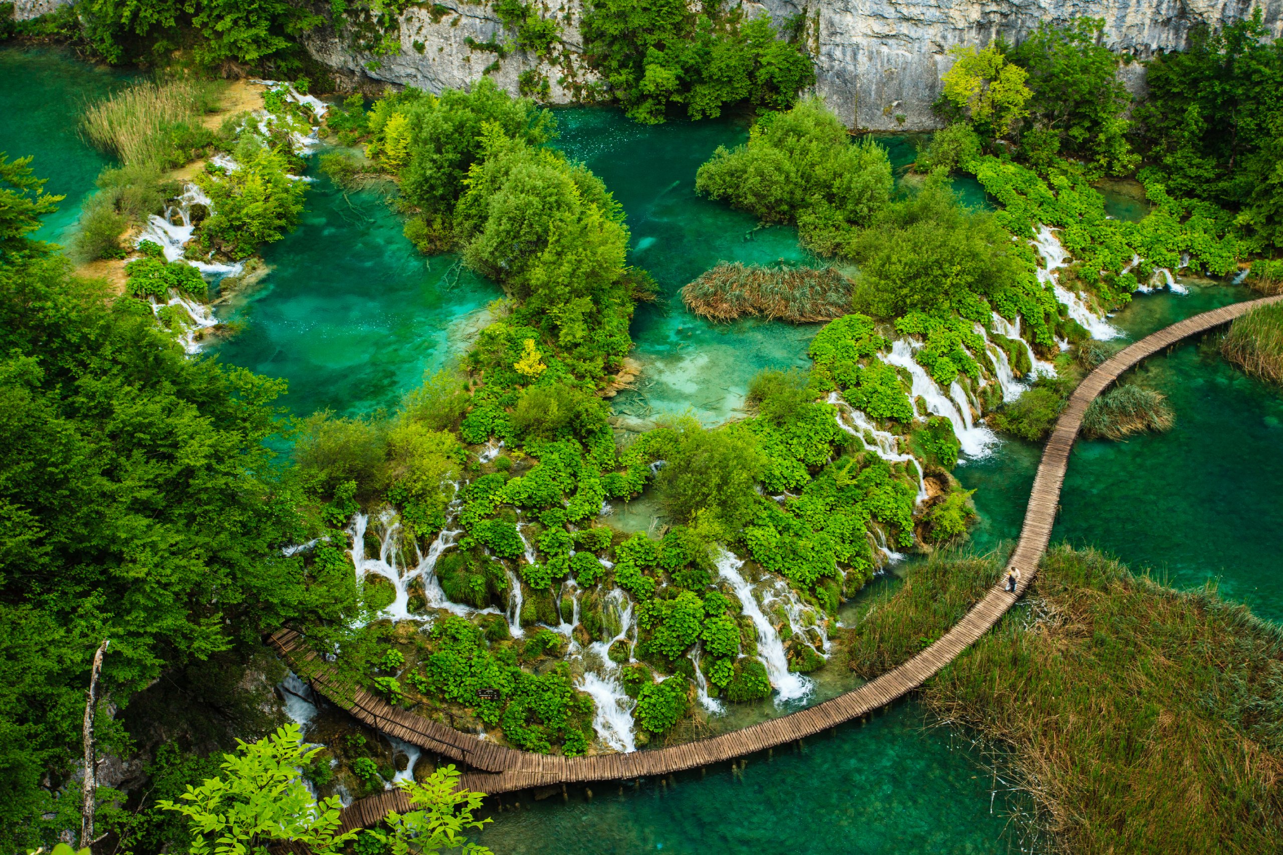 Рисунки красивых мест. Плитвицкие озёра Хорватия. Национальный парк Плитвицкие озера Хорватия. Плитвицкие озёра Хорватия фото. Плитвицкие озера - крупнейший национальный парк Хорватии.
