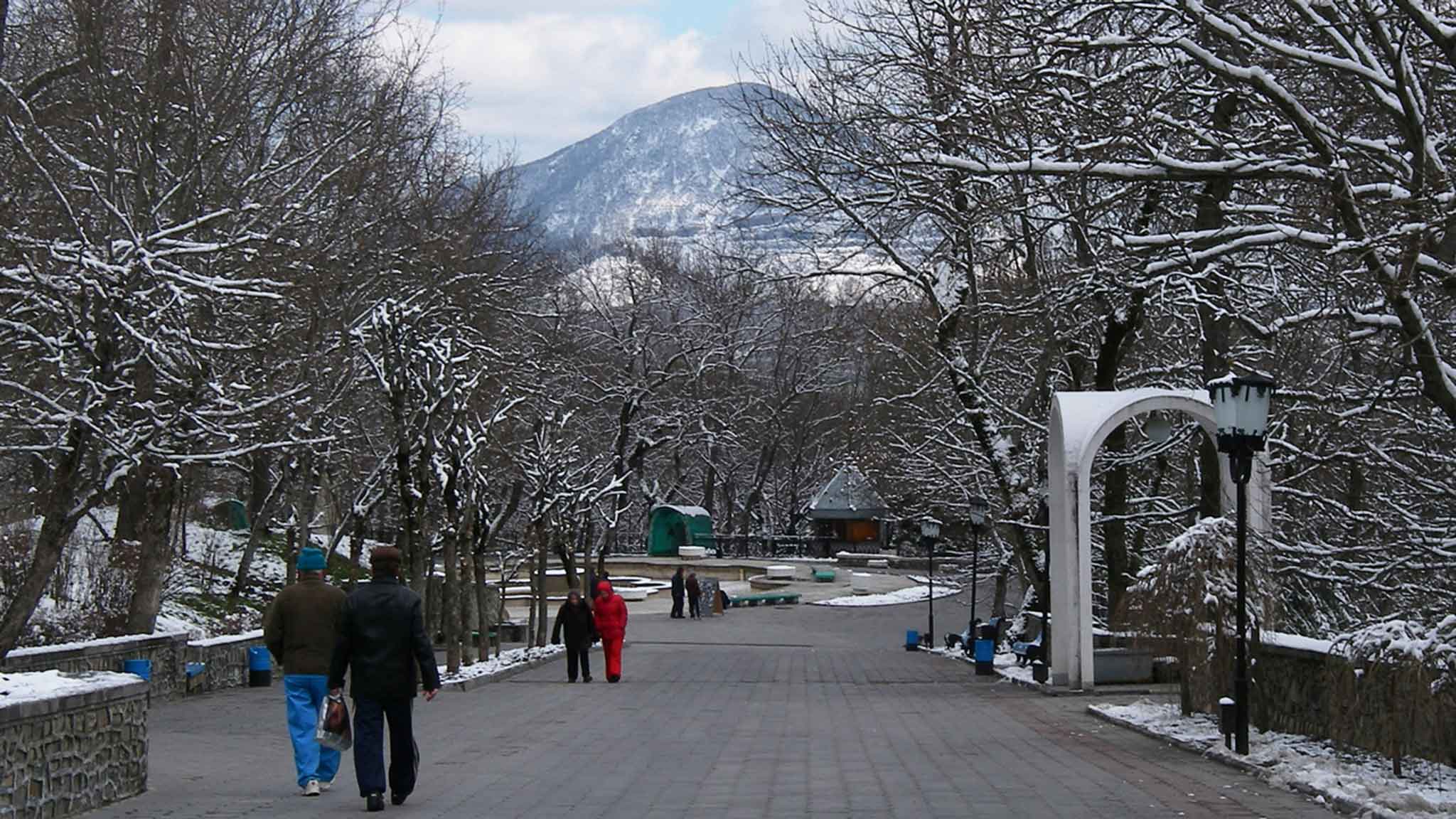 Погода в минеральных водах сегодня по часам. Курортный парк Железноводск зимой. Железноводск парк зимой. Железноводск зимой 2020. Кавказ Минеральные воды зимой.