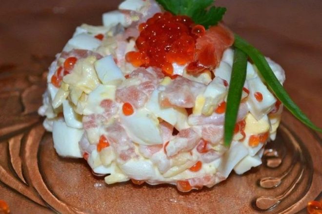 Салат Морской каприз с креветками, кальмарами и икрой