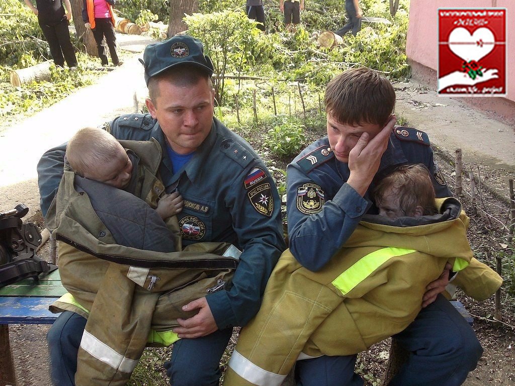 Какие люди спасали людей. Сергей,Хвориков,. Пожарный спасает ребенка. Спасение детей из пожара. МЧС спасает детей.