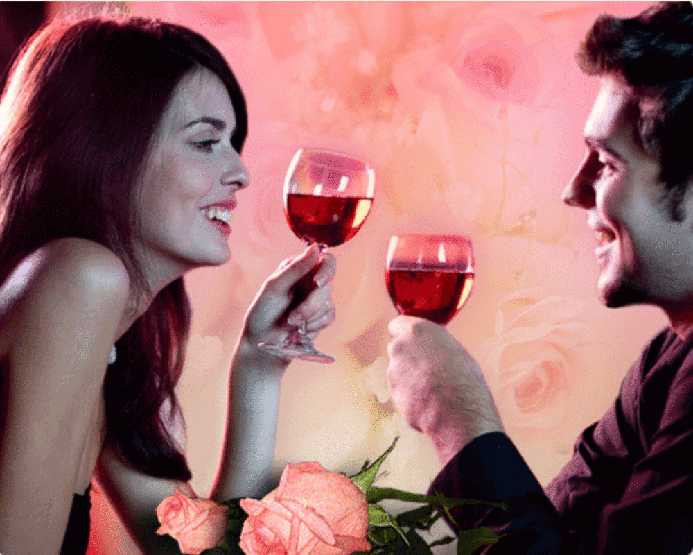 Вино любви. Романтический вечер с вином. Бокал любви. Мужчина с цветами и вином. Выпьем за друзей песня