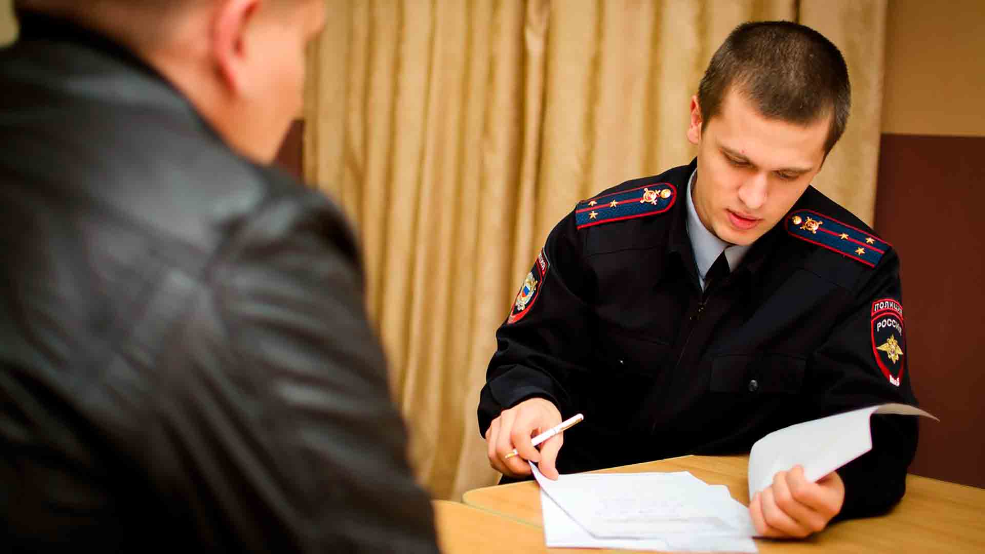 Показания дознавателя. Допрос в полиции. Следователь на допросе. Следователь допрашивает. Допрос обвиняемого полиция.