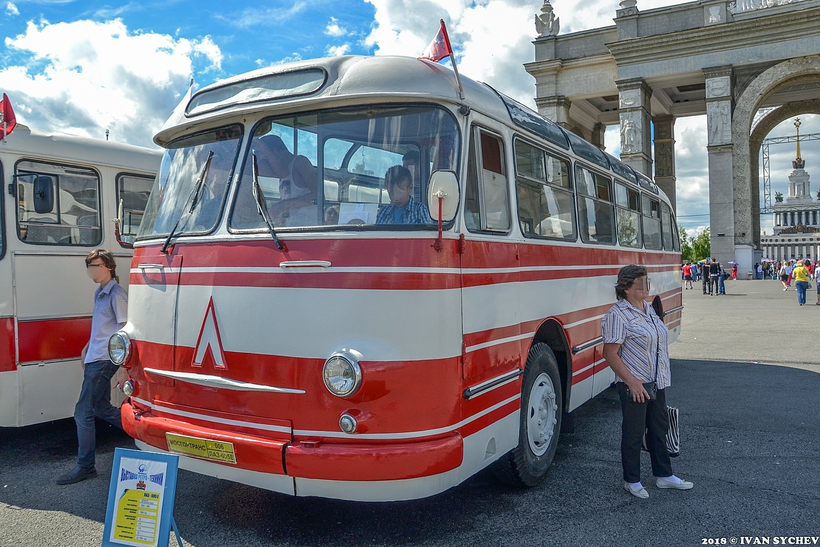 Автобусы ссср фото. Автобусы СССР. Пассажирские автобусы СССР. Советские автобусы маленькие. Школьный автобус СССР.