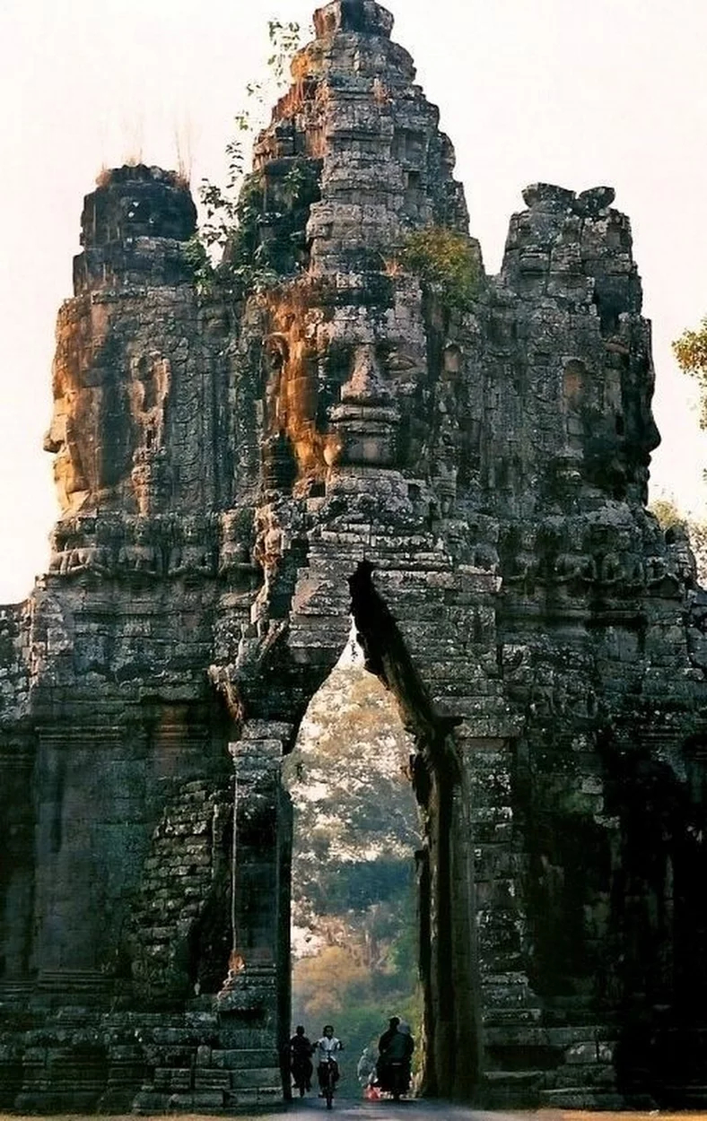 Врата в древний мир. Ангкор-Тхом Камбоджа. Ангкор-Тхом Камбоджа ворота. Ангкор ват и Ангкор Тхом. Храмовый комплекс в Лаосе.