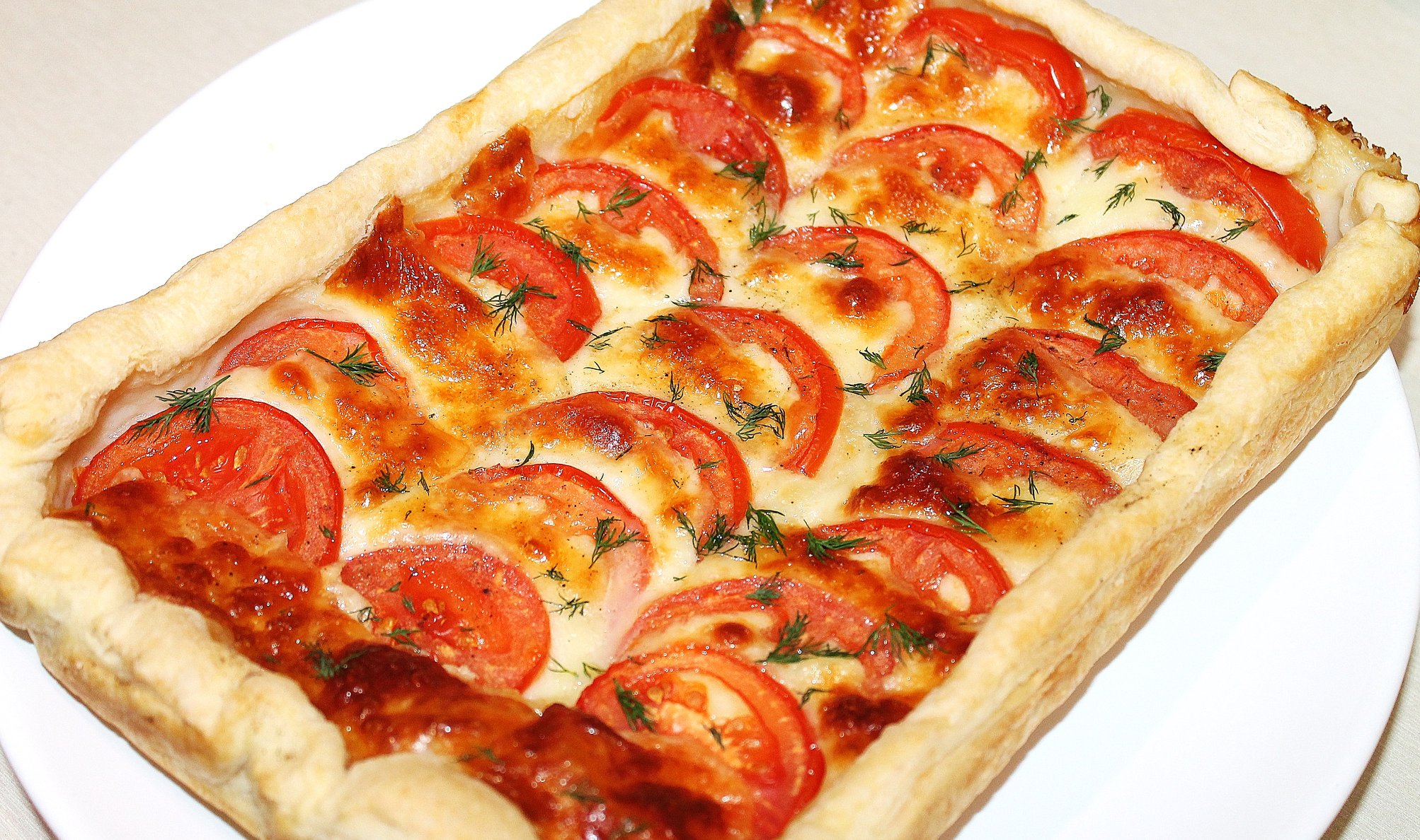 пицца с грибами и колбасой и помидорами и с сыром в духовке со слоеным тестом фото 16