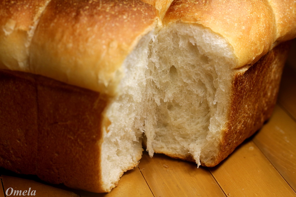 Хлеб на сыворотке в духовке в домашних. Хлеб на сыворотке. Тесто для пшеничного хлеба. Хлеб пшеничный на сыворотке на опаре. Хлеб на сыворотке круглый.