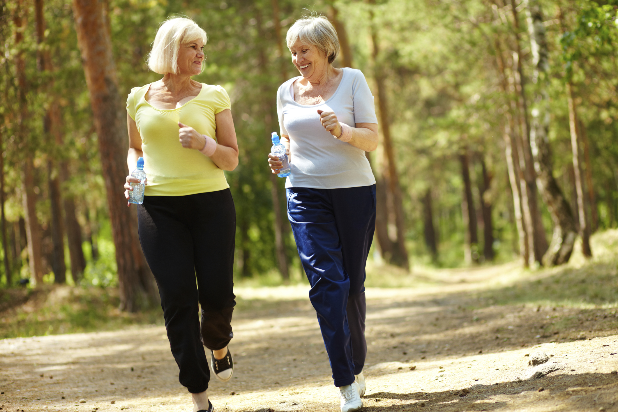 Общение после 50. Физическая активность пожилых людей. Пожилые на пробежке. Физкультура для пожилых. Занятия спортом на свежем воздухе.