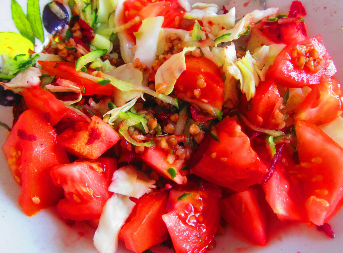 Калорийность салата из помидор с маслом растительным. Салат из помидоров с базиликовой заправкой.