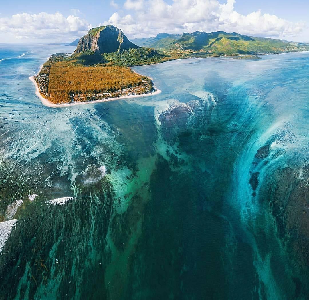 Леморн Брабант, остров Маврикий. Подводный водопад Ле Морн Брабан. ЛЕМРОН барабант Маврикий. Леморн Брабант Маврикий водопад.