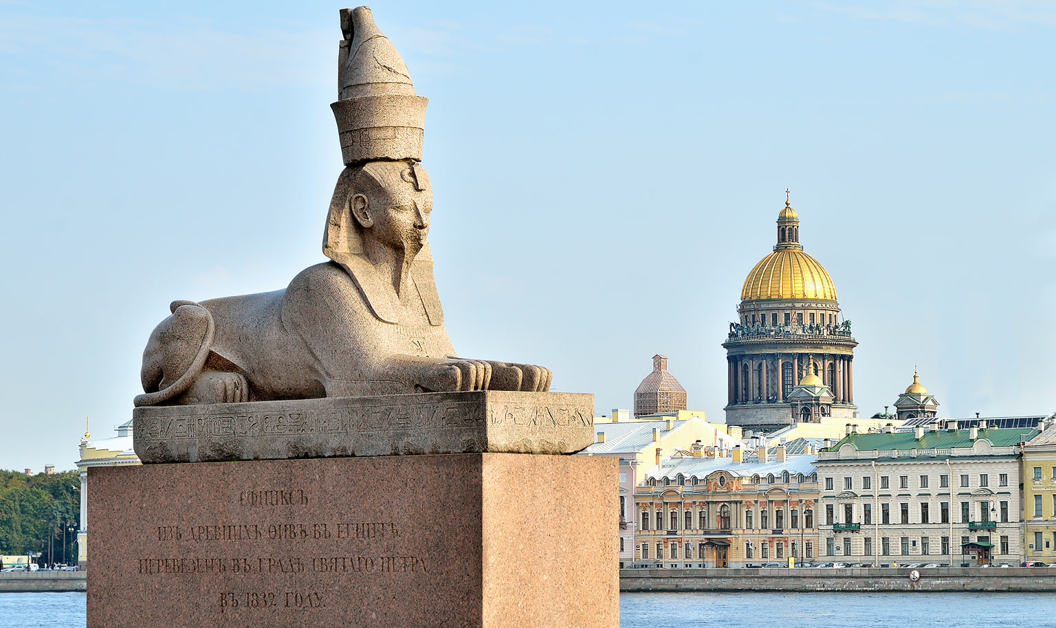 Санкт петербург уникальные памятники россии. Египетские сфинксы в Санкт-Петербурге на Университетской набережной. Сфинксы у Академии художеств в Санкт-Петербурге. Сфинксы на Университетской набережной. Сфинксы Египта Университетская набережная.