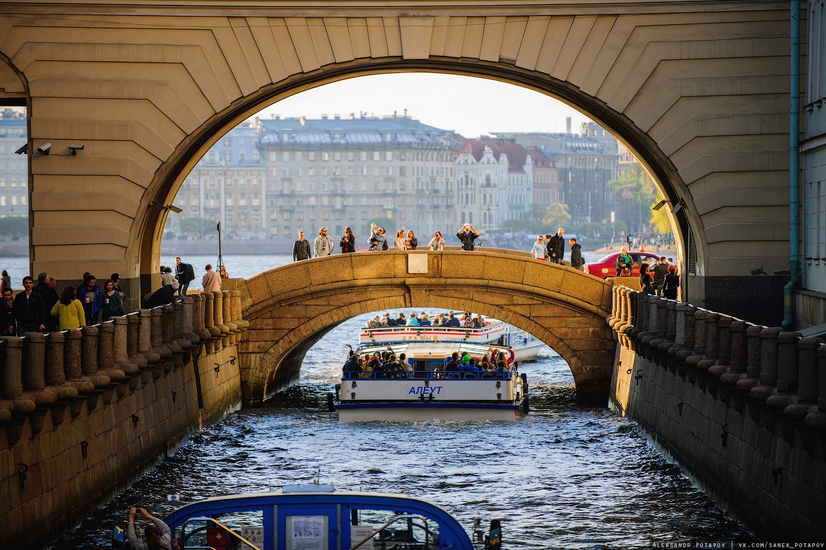 Петербург прогулки по Неве туристы