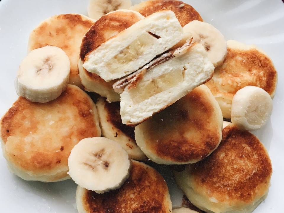 Творожники из творога с мукой. Сырники с бананом. Сырники с бананом и творогом. Сырники банановые с творогом. Сырки из творога с бананом.