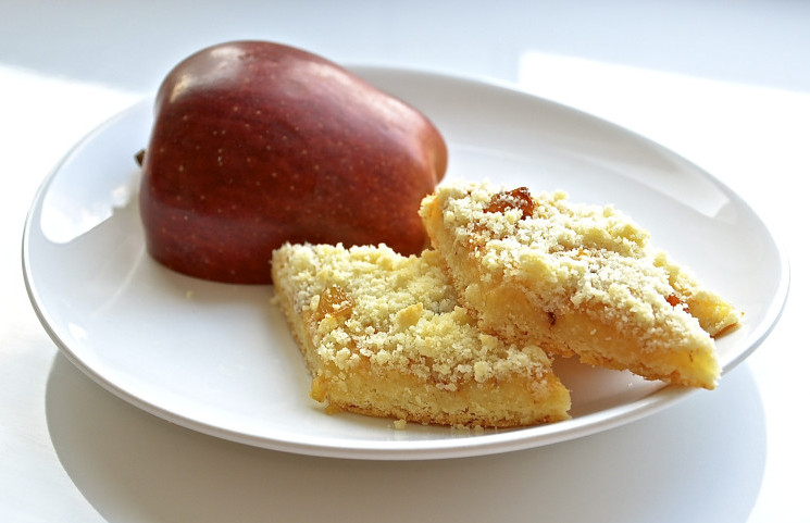 Печенье сахар яблоки. Печенье со штрейзелем. Яблочное печенье это холодные сладкие блюда. Как делать печенье яблочная крошка.