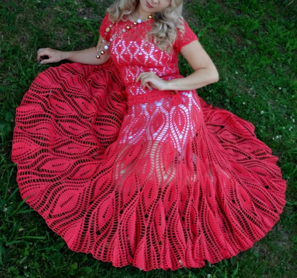 Вязаное коралловое платье
