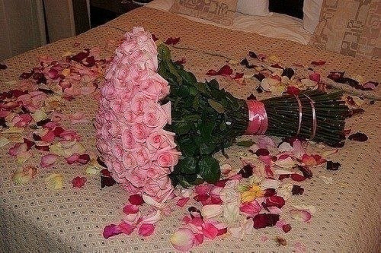 Как можно использовать розу. Романтичный букет. Букет цветов на полу. Букет от любимого. Цветы подарок для девушки.