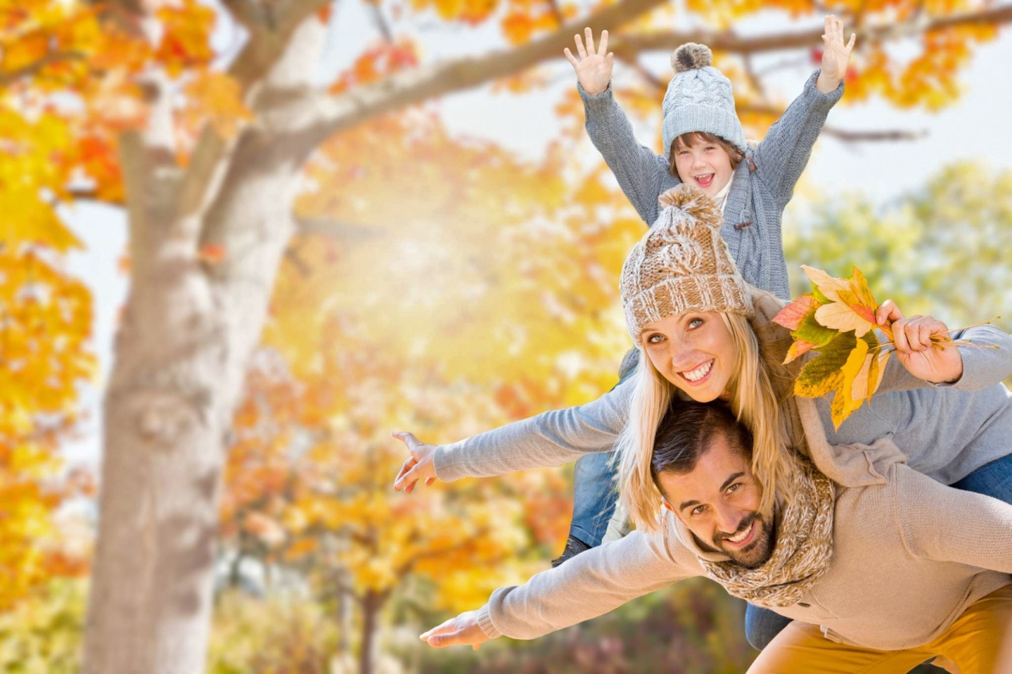 Новые радости и впечатления. Осень для детей. Осень радость. Счастливая семья осень. Осенняя прогулка.