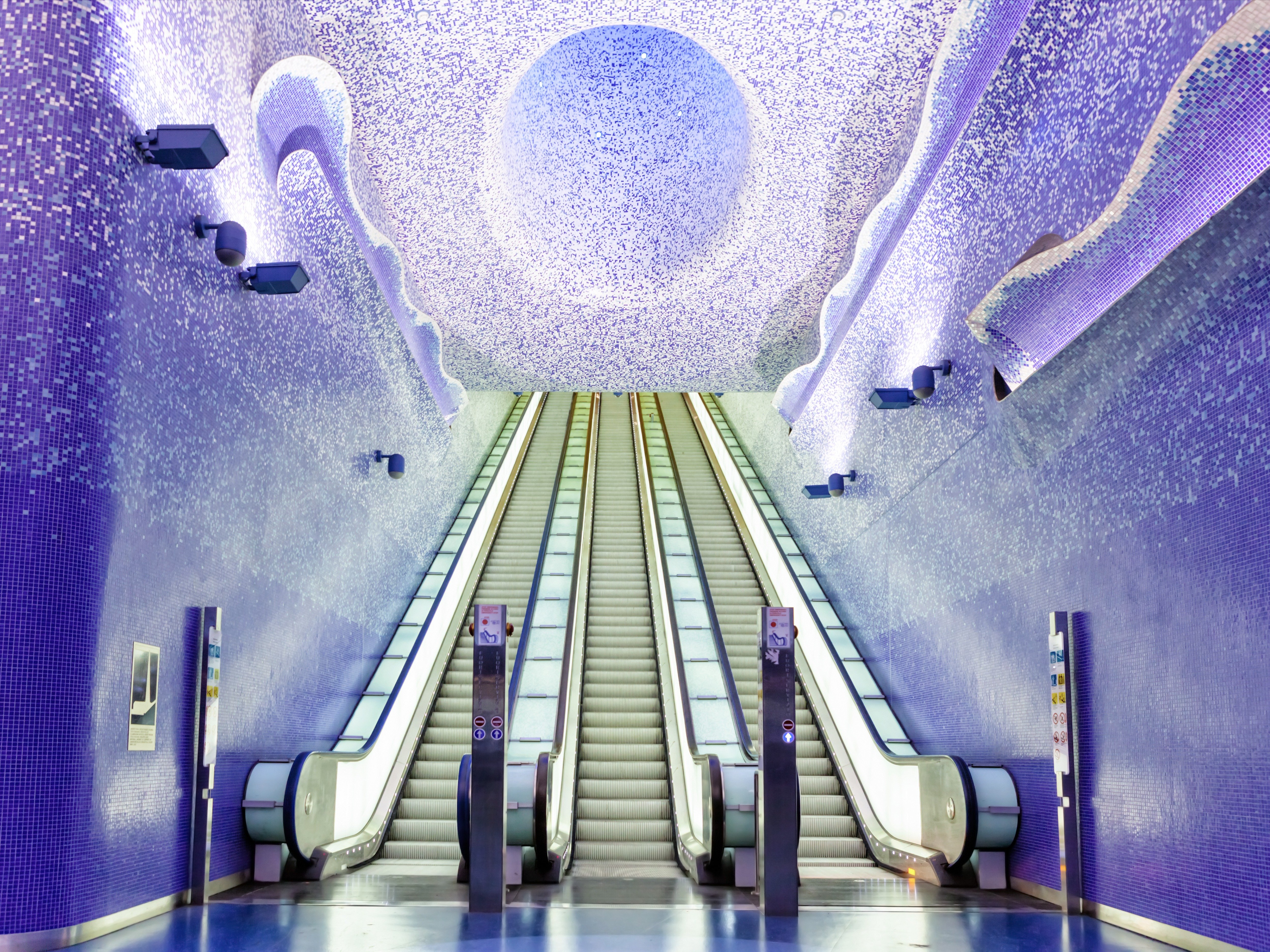 Включи популярную станцию. Станция метро Толедо, Неаполь, Италия. Станция метро Толедо Неаполь. Неаполь метро красивые станции.