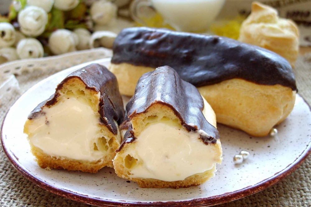 рецепт эклеров с заварным кремом. эклеры с заварным кремом в домашних. эклер. заварные эклеры. заварные эклеры.