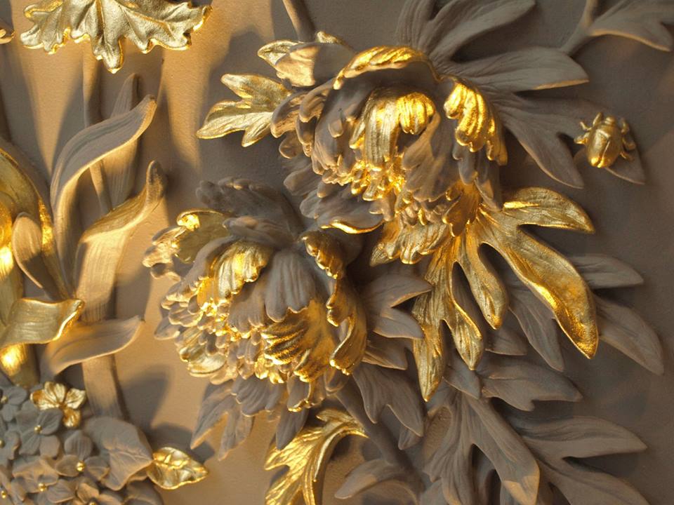 Gold leaf. Ботанический барельеф Золотая поталь. Арт деко барельеф поталь патина. Панно с золотом. Поталь на стене.