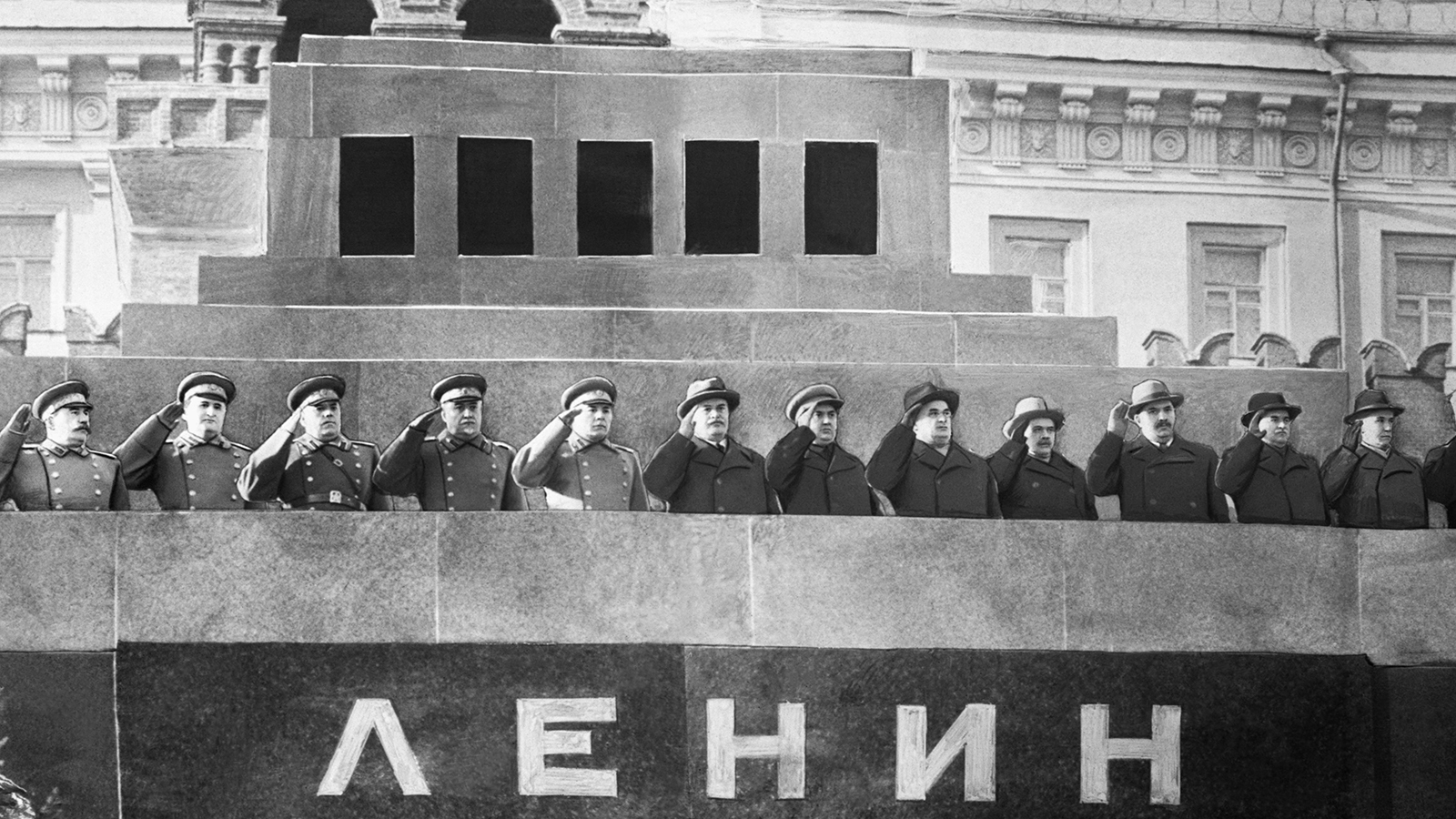 Сталин на мавзолее на параде Победы 1945