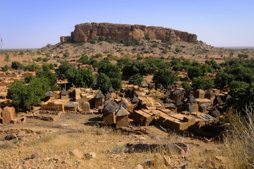 Племена мали. Нагорье Бандиагара (земля догонов). Мали плато Бандиагара. Мали, скалы Бандиагара. Земля догоны Бандиагара мали.