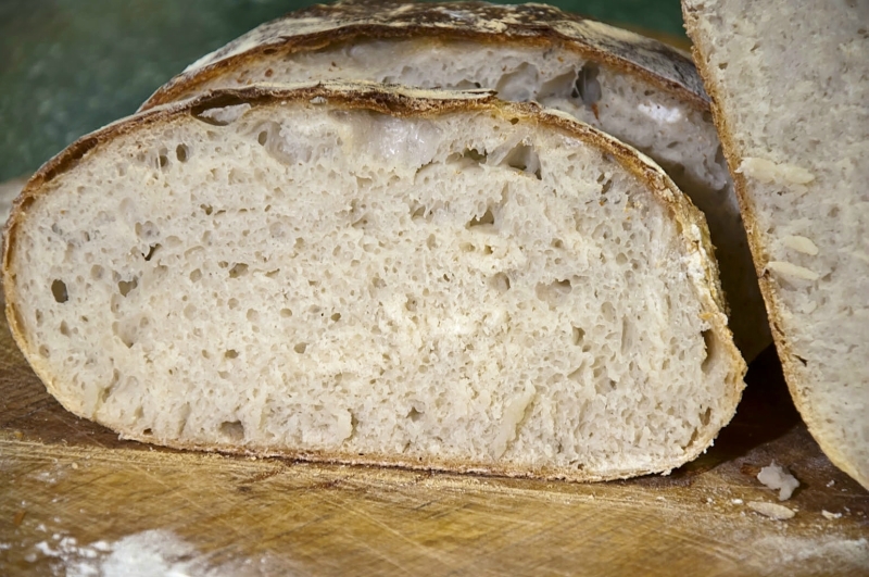 Хмелевой хлеб рецепт. Пшеничный хлеб. Итальянский пшеничный хлеб. Белый хлеб на закваске. Хлеб на итальянской закваске.
